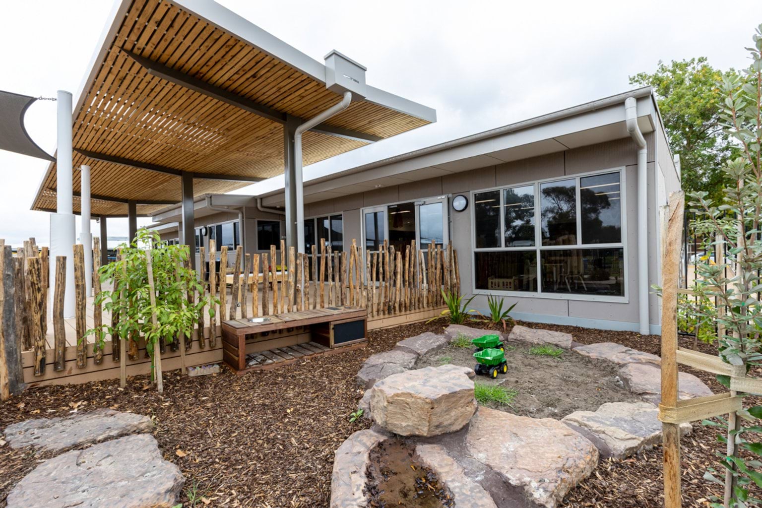 Lalor Primary School Kindergarten - photo of an outdoor space with covered decking and paving stones