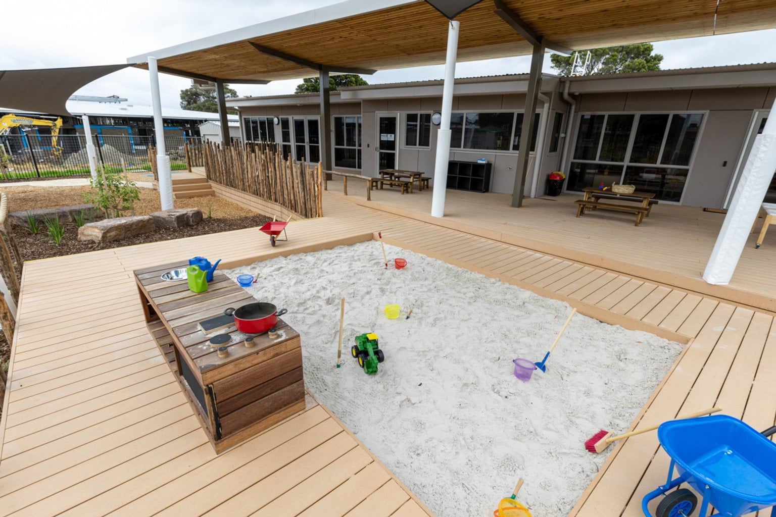 Lalor Primary School Kindergarten - photo of a sandpit and an outdoor decking area
