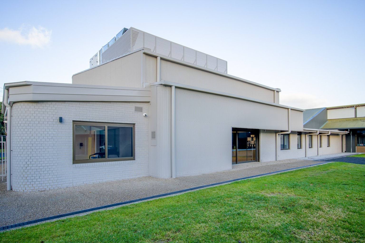 Outdoor photo of white school building