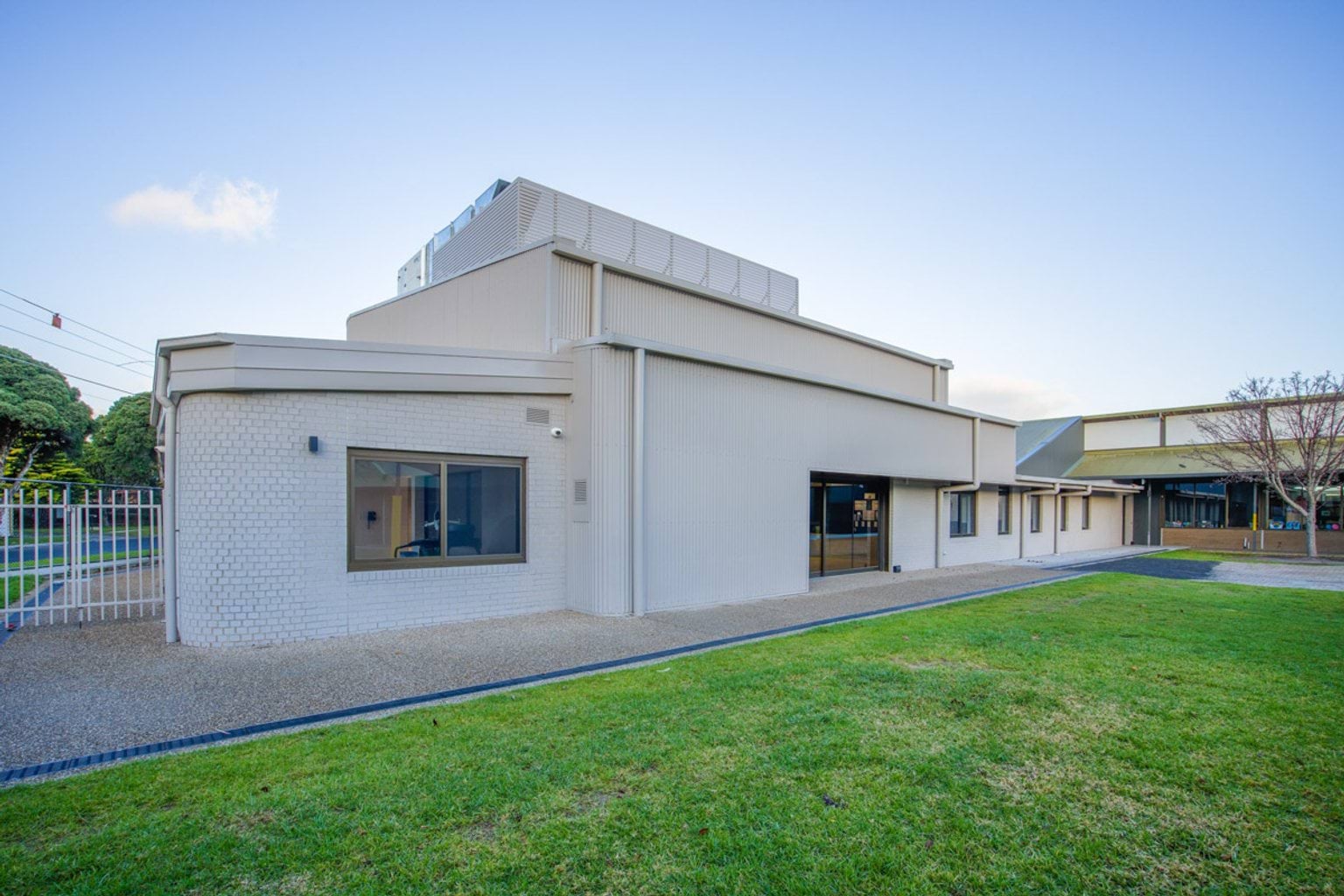 Outdoor photo of white school building