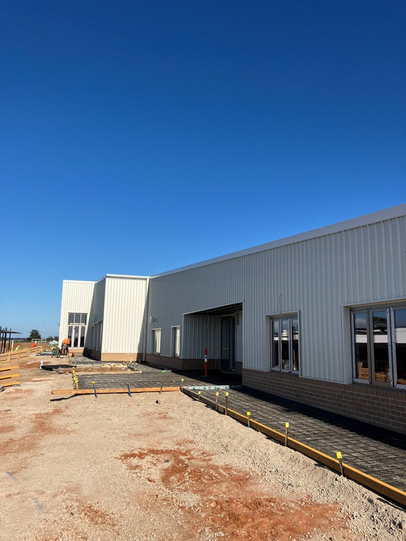 Outdoor photo of white school building under construction